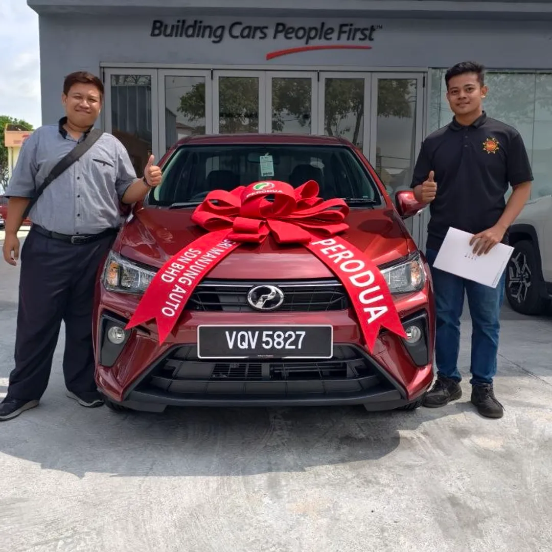 Pelanggan menerima kunci Perodua Bezza merah baharu