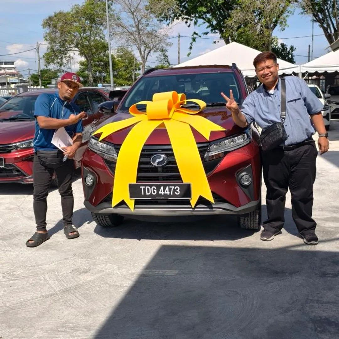 Pelanggan menerima Perodua Aruz merah baharu dengan riben kuning